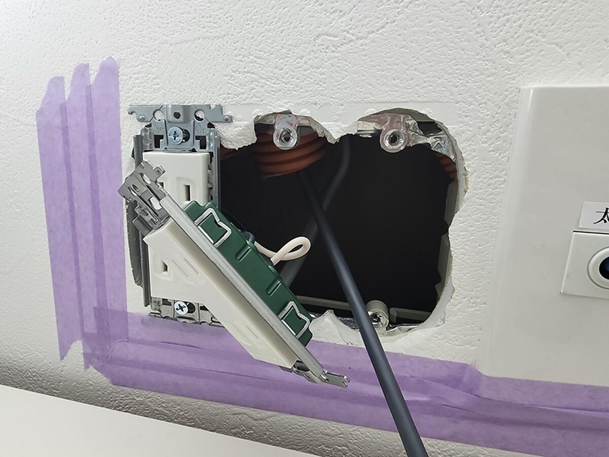 室内のスターリンクケーブル取り出し