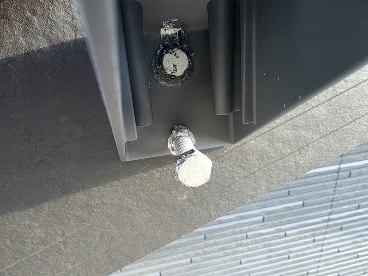 母屋へウォールマウントの設置