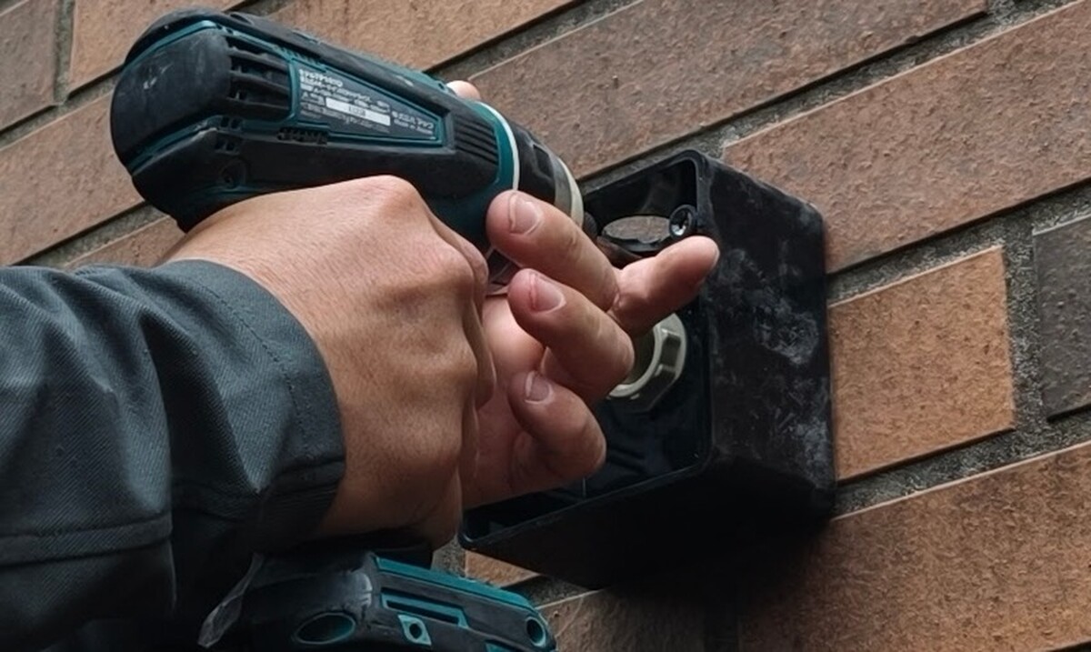 屋外ボックスの取り付け