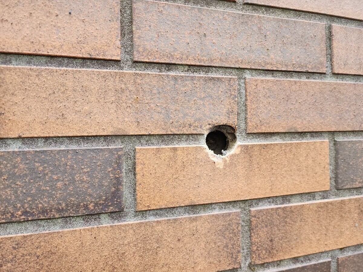 レンガの穴あけ