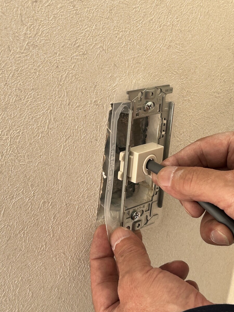 室内の配線作業